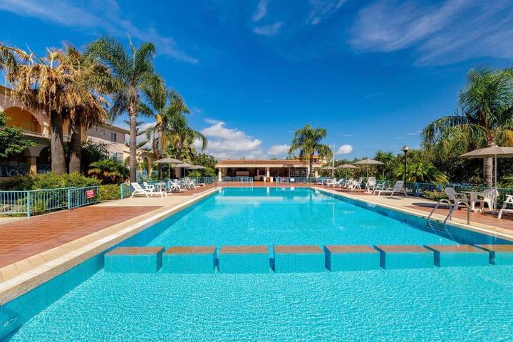 Apartahotel para 6 personas, con Balcón y Terraza además de Jardín y Piscina en Cerdeña
