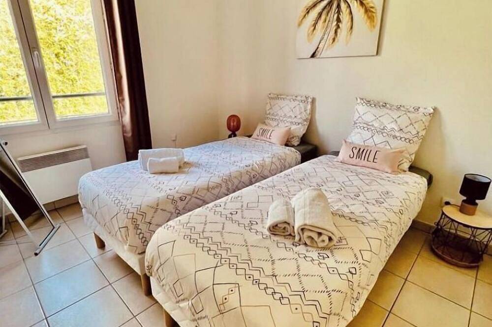 Entire apartment, Le Terracotta T4 Sleeps 6, Air-Conditioned, With Parking Space in Caluire-et-Cuire, Rhône