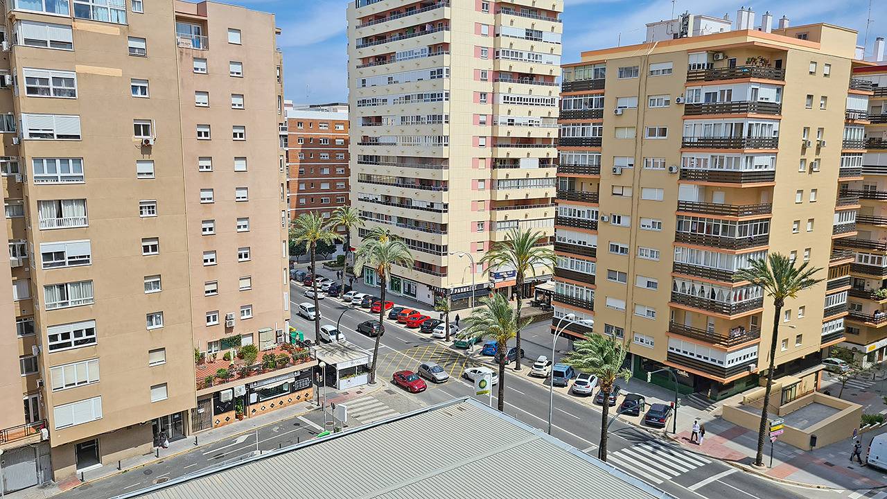 Entire apartment, Avenida Paseo 3 Rooms 2 baños in Playa La Victoria, Cádiz