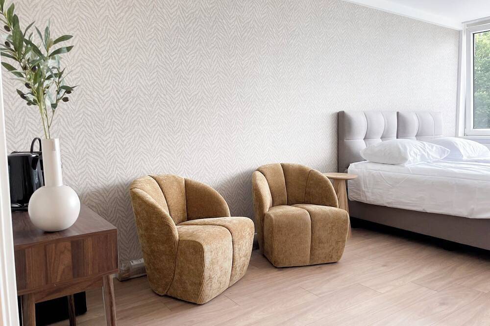 Geheel appartement, Heb je een rustige plek nodig om op te laden? Deze gezellige kamer vlakbij de Universiteit van Tilburg biedt een vredige omgeving omringd door natuur, met toegang tot een gedeelde keuken, wasfaciliteiten en gratis parkeergelegenheid in de buurt—perfe in Tilburg, Noord-Brabant