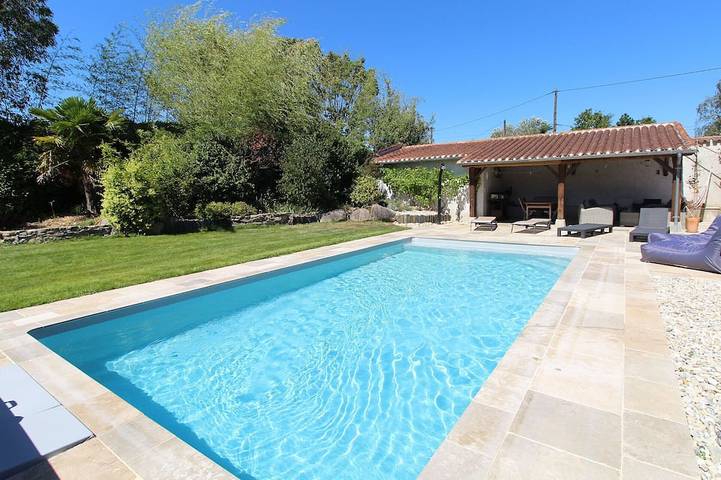 Gîte pour 6 personnes, avec piscine et jardin