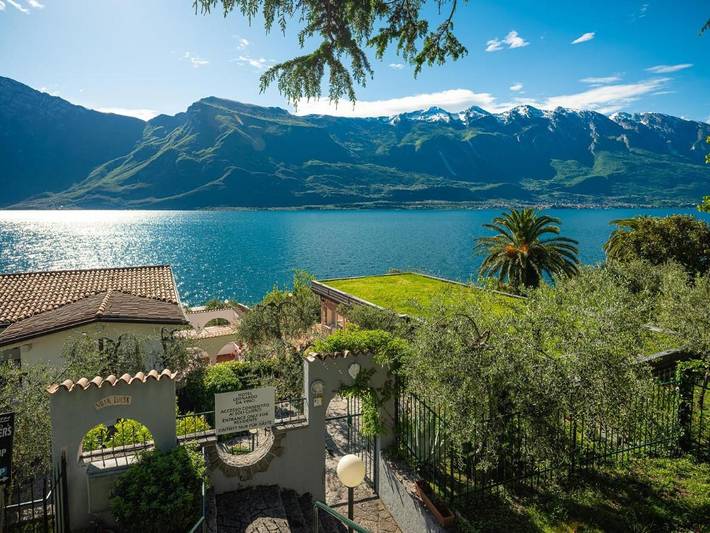 B&b per 2 persone, con panorama e vista lago nonché piscina e terrazza a Limone sul Garda
