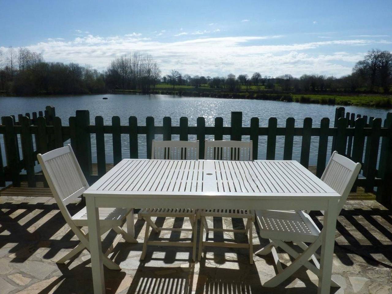 Gîte au Bord de l'Eau avec Pêche Privée et Ponton, Terrasse Couverte, Proche Mont Saint Michel in Saint-Ellier-du-Maine, Mayenne