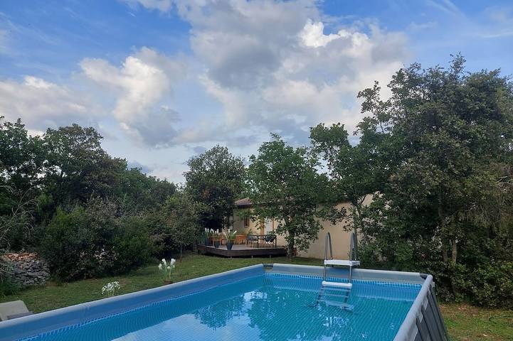 Location de vacances pour 6 personnes, avec jardin ainsi que jacuzzi et balcon à Labastide-de-Virac