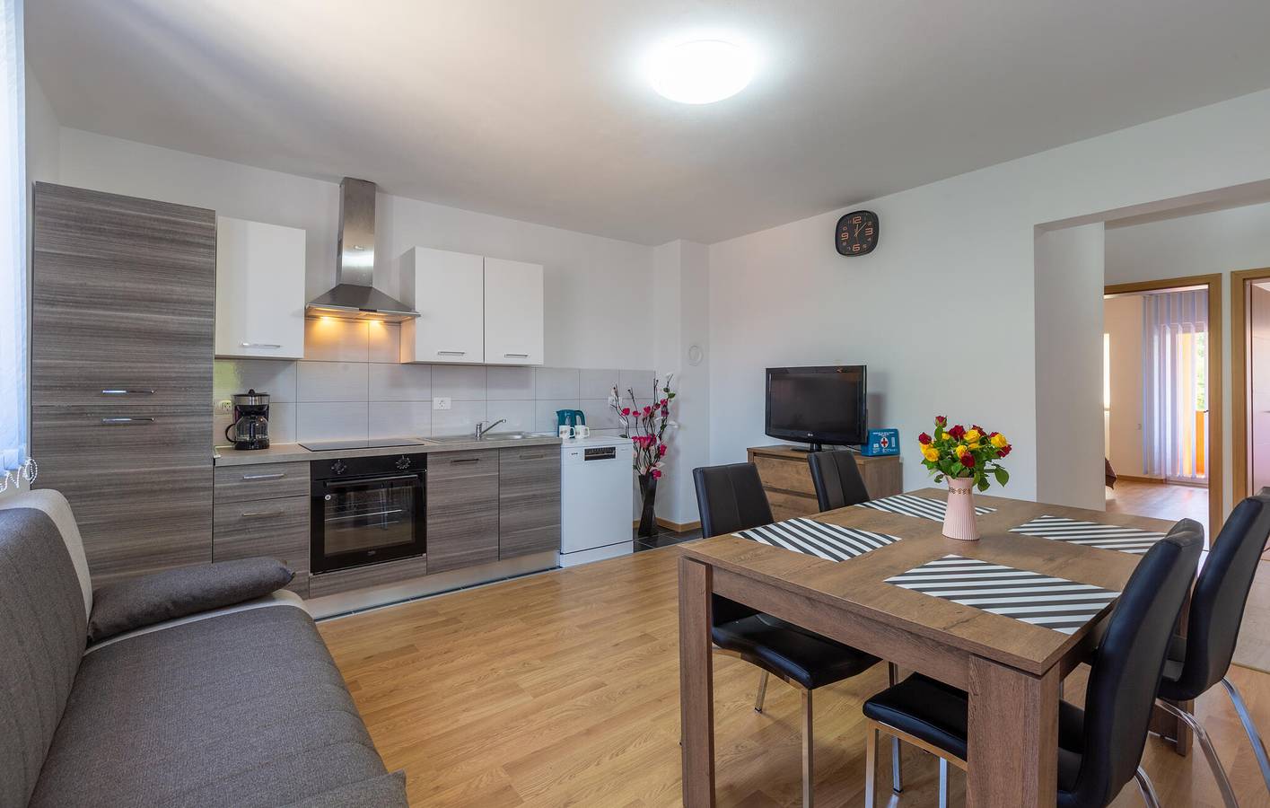 Ganze Ferienwohnung, Charmante 75 m² große Wohnung mit malerischer Aussicht, Terrasse und Parkplatz in Juricani, Umag und Umgebung