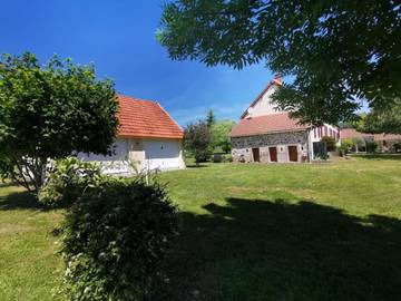 Gîte pour 4 personnes, avec jardin et terrasse à Luzy