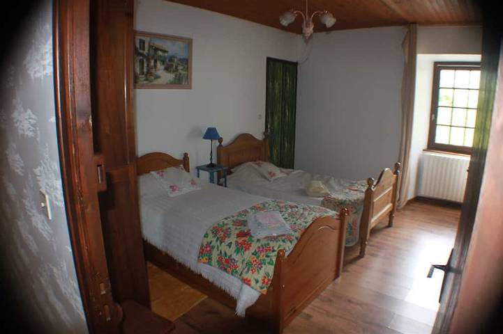 Gîte pour 10 personnes, avec piscine ainsi que terrasse et jardin dans Col De L Escrinet - 2