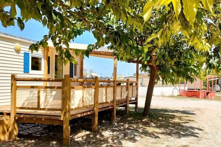 Zecamping 3* pataugeoire piscine locatif Tv clim 24m2 4 pers in Saint-Mitre-les-Remparts, Mediterranean Coast (France)