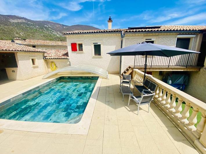 Location de vacances pour 4 personnes, avec vue ainsi que terrasse et piscine dans Les Omergues - 2