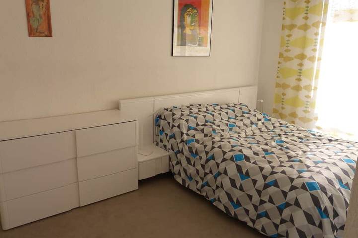 Ganze Wohnung, Golfe Juan, 150 m vom Strand entfernt, F2, hell, 43m2, Balkon 14m2, Meerblick + Garage in Golfe-Juan, Vallauris