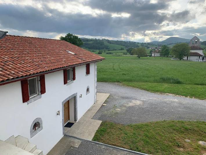 Location de vacances pour 8 personnes, avec vue ainsi que jardin et piscine, adapté aux familles dans Ainhice-Mongelos - 2