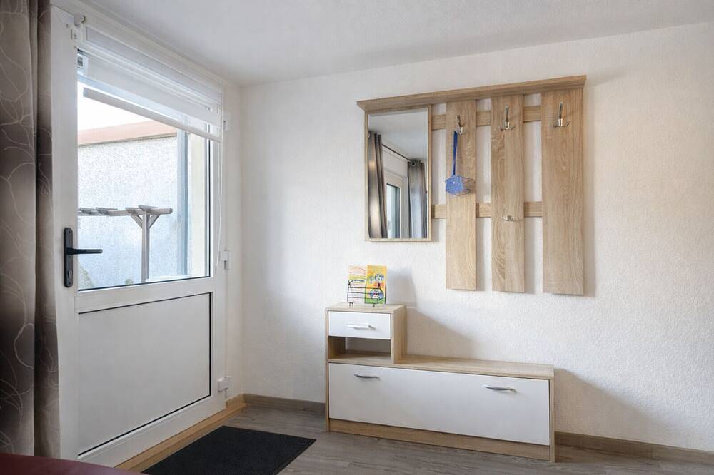 Ganze Wohnung, 2-Raum-Bungalow mit Terrasse/rechts (50m², max. 3 Pers.) - Bungalow am Hellbach in Neubukow, Neubukow-Salzhaff