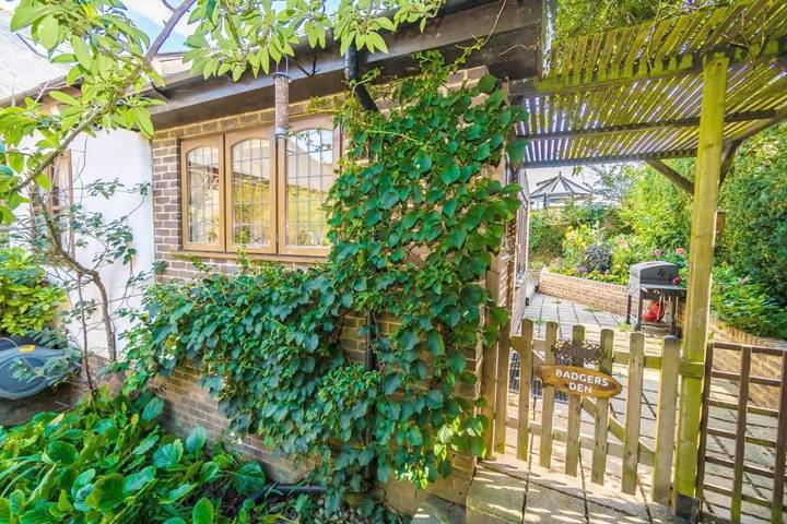 Location de vacances pour 4 personnes, avec piscine et jardin ainsi que sauna et jacuzzi à Hastings - 3