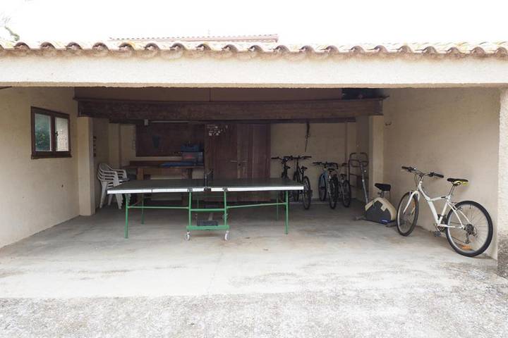 Location de vacances pour 6 personnes, avec Terrasse ainsi que Piscine et Vue à La Celle-sous-Gouzon - 3