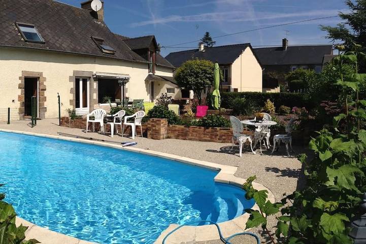 Location de vacances pour 9 personnes, avec jardin et piscine à La Croix-Avranchin