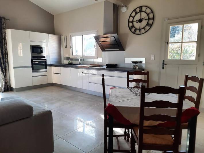 Location de vacances pour 7 personnes, avec jardin ainsi que vue et piscine à Jouques - 3