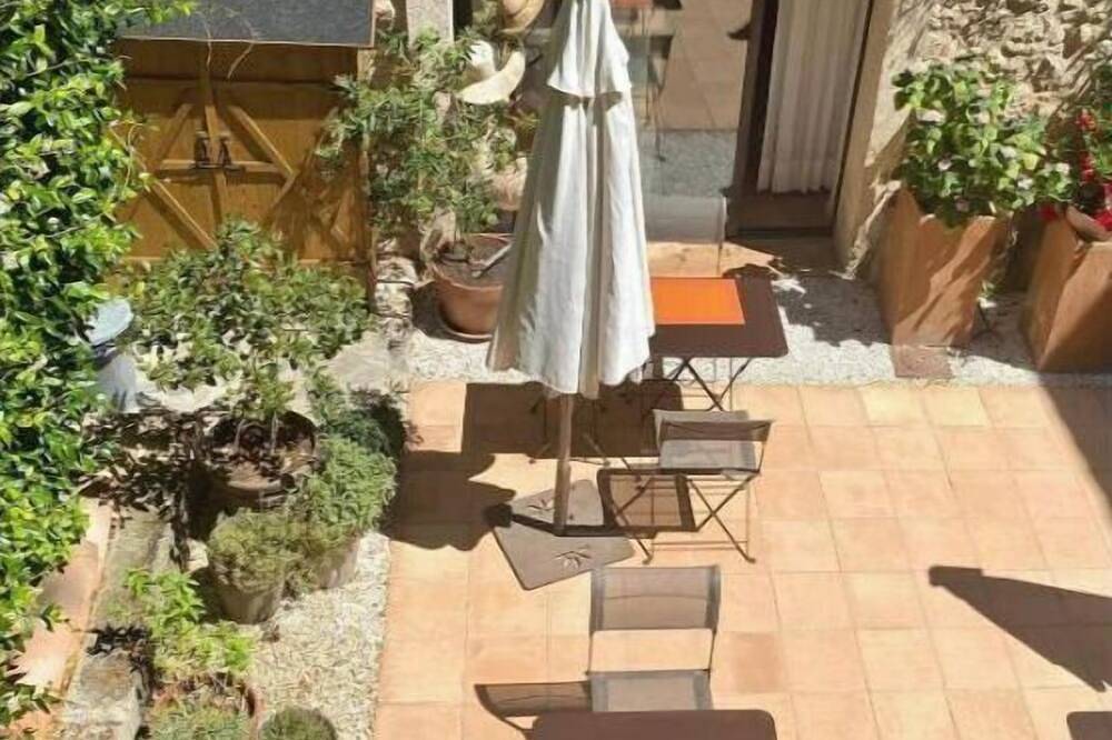 Entire apartment, B&B Villa des Muses in the heart of a village in Provence in La Roque-d'Anthéron, Aix-en-Provence region