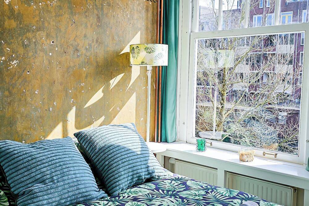 Large en-suite room in historic Canalhouse from 1729 in Dutch Coast
