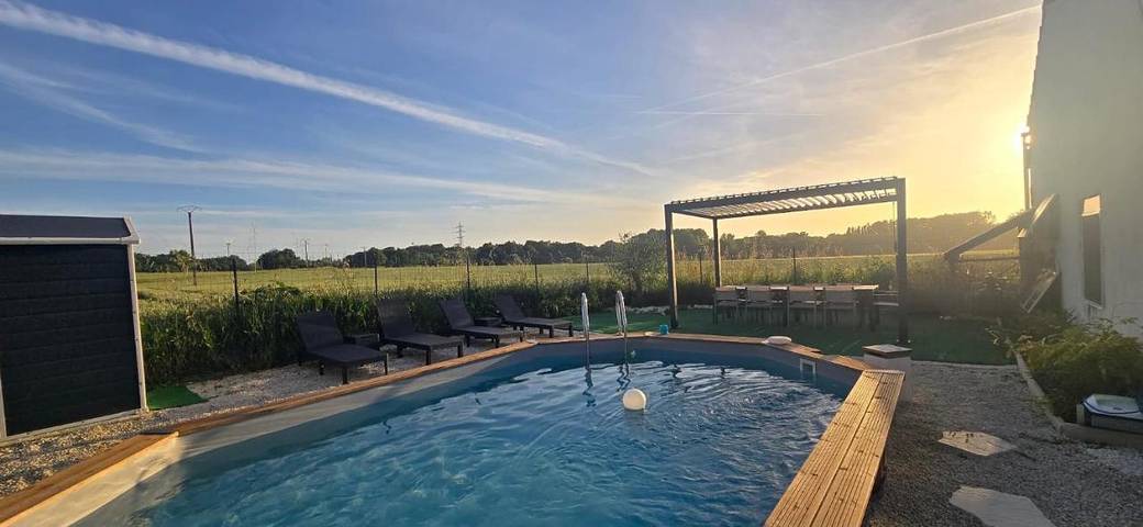 Location de vacances pour 4 personnes, avec Terrasse ainsi que Jardin et Piscine à Archingeay