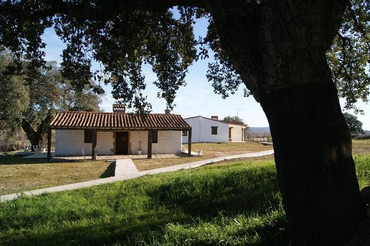 Casa rural para 5 personas, con terraza además de jardín y piscina en Valencia de Alcántara - 2
