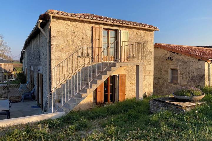 Location de vacances pour 4 personnes, avec piscine et jardin à Blanzaguet-Saint-Cybard