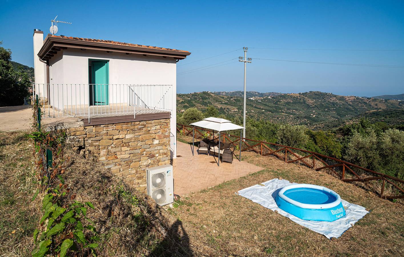 Gemütliches 150qm Apt mit Pool, Parkplatz & WiFi, 1km nach Perdifumo in Perdifumo, Cilento