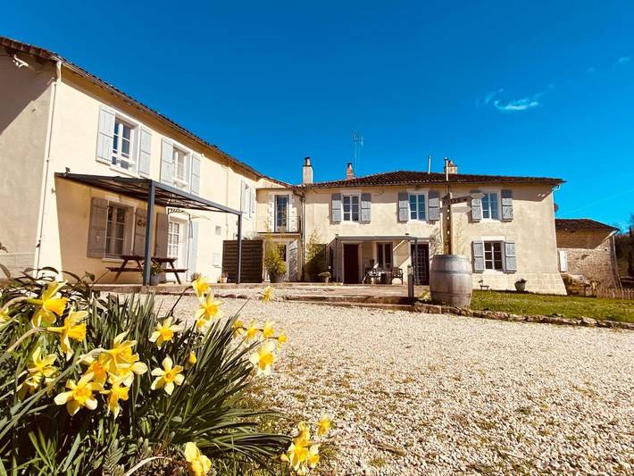 Location de vacances pour 3 personnes, avec vue ainsi que piscine et jardin à Ruffec - 3