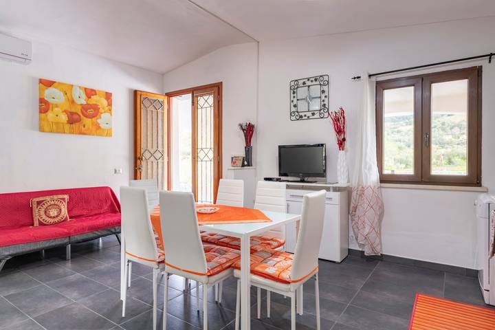 Casa vacanze 'Casa I Ginepri' con vista montagne, giardino e Wi-Fi in Cardedu, Provincia di Ogliastra