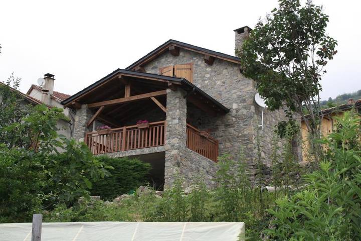 Gîte pour 5 personnes, avec vue et jardin, adapté aux familles dans Axiat