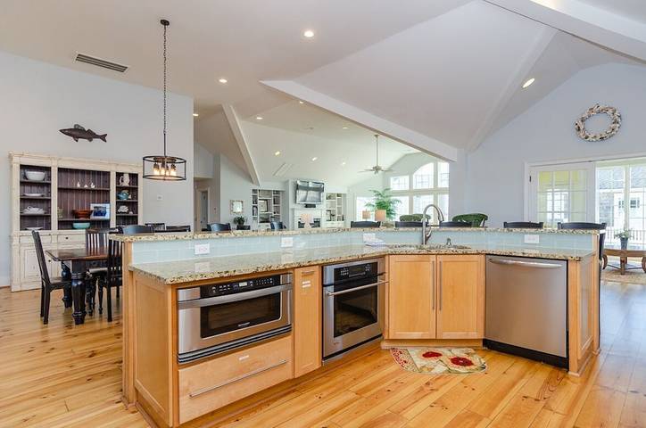 Vacation rental for 21 people, with hot tub and balcony as well as yard in Wrightsville Beach