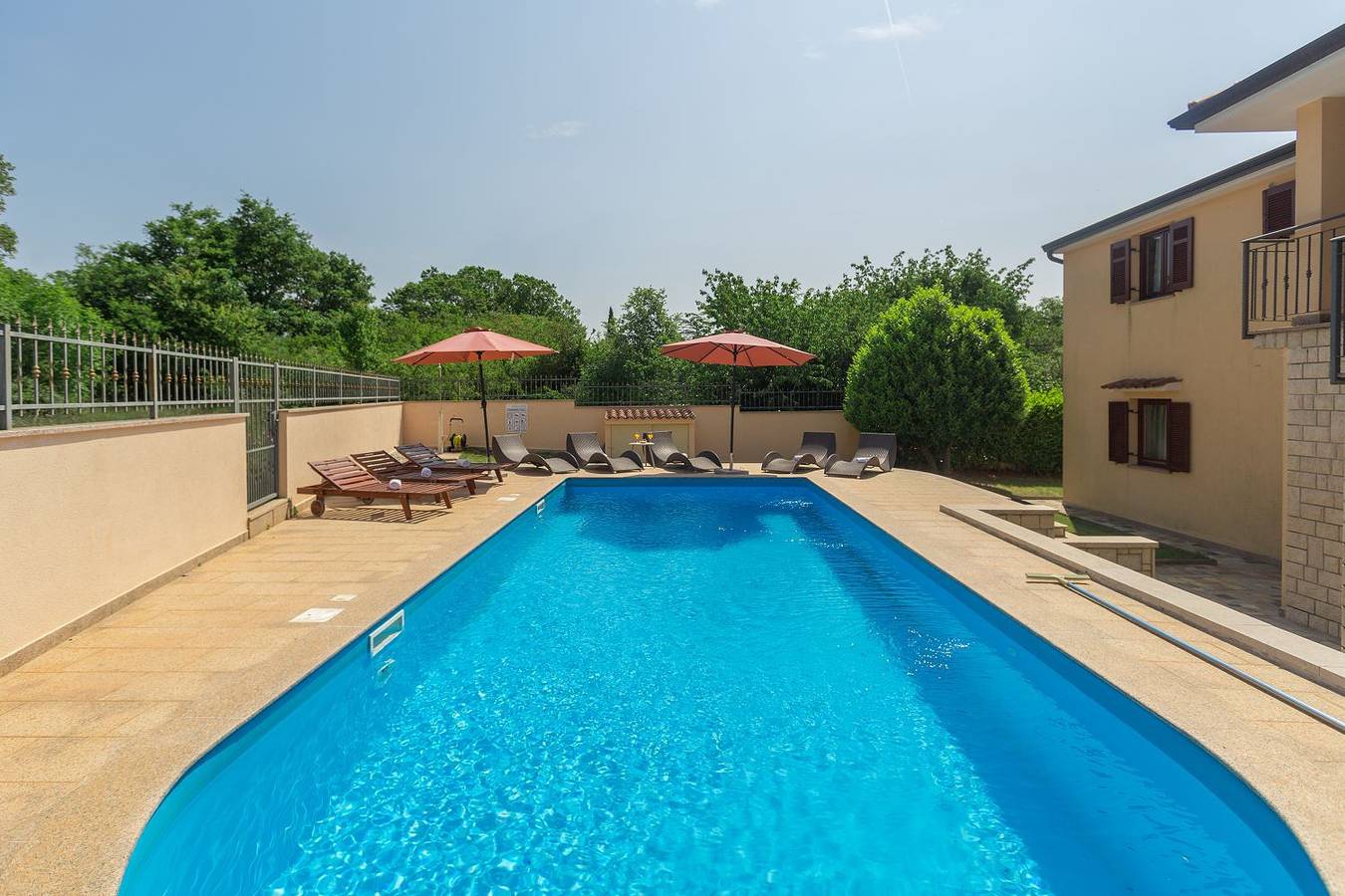 Ganze Wohnung, Mediterranes Apartment nur 200 Meter zum Strand mit Pool, Grillbereich, privater Terrasse, Wifi in Cervar, Porec und Umgebung