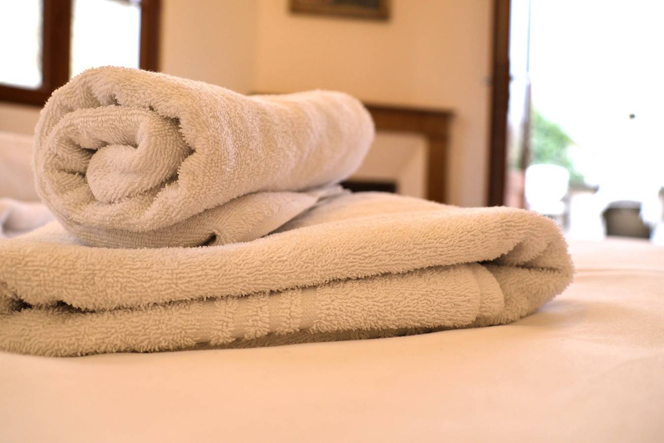 Maison de Charme au pied des Remparts en centre-ville, cour intérieure, balcon in La Charité-sur-Loire, Vallée de la Loire