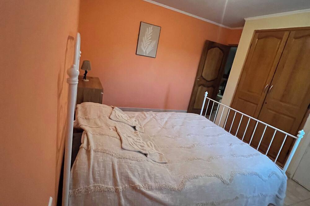 Entire apartment, Comfort villa on the lake in Brignoles, Brignoles region