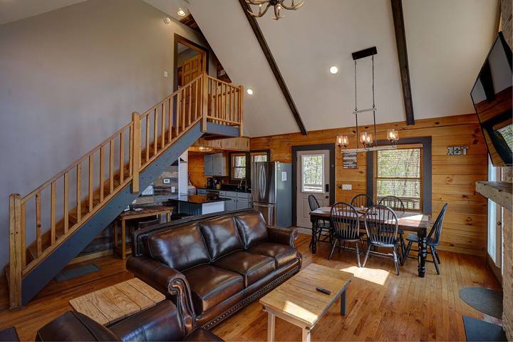 Log cabin for 6 people, with terrace and hot tub in Fontana Lake