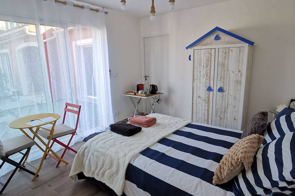 Beach Cabana Room in Le Cannet-des-Maures, Draguignan Region