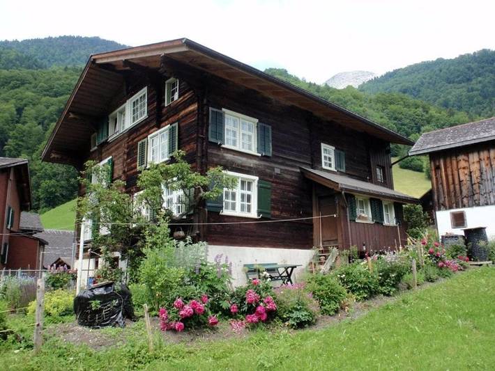 Chalet für 3 Personen, mit Terrasse und Garten sowie Ausblick in Kanton Glarus