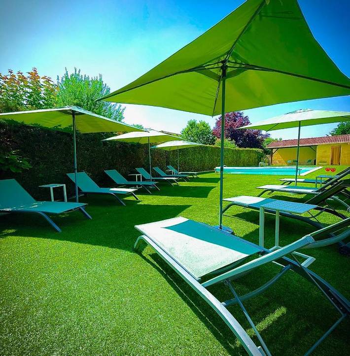 Hôtel pour 2 personnes, avec Terrasse et Jardin ainsi que Piscine et Vue à Quincié-en-Beaujolais