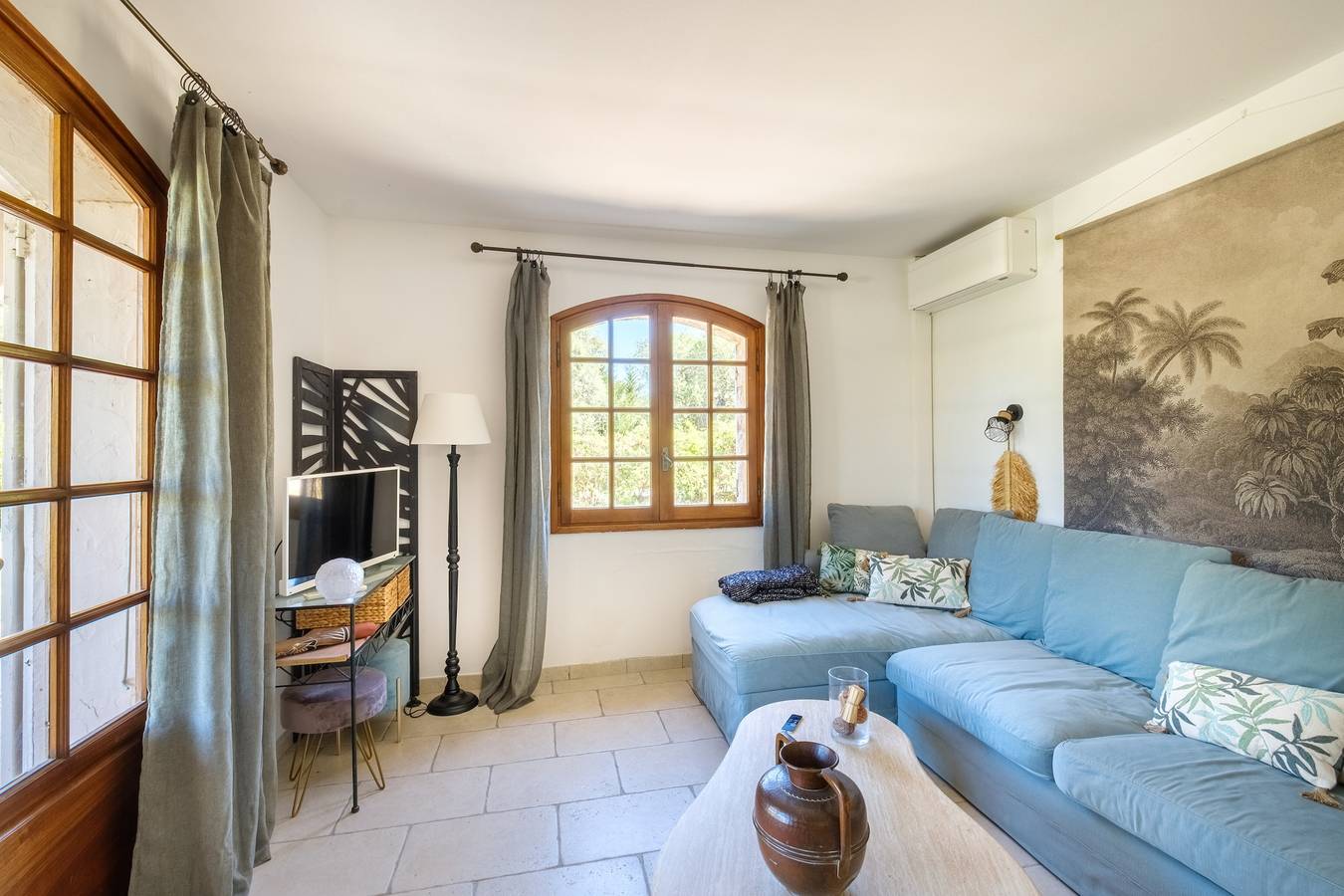 Apartamento entero, Apartamento en el magnífico Mas des Serens con vistas a la montaña, Wi-Fi y aire acondicionado. in La Gaude, Costa mediterránea (Francia)
