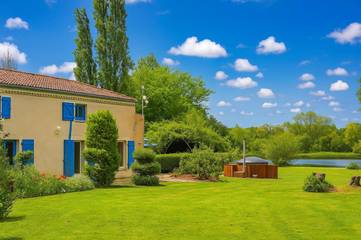 Location de vacances pour 6 personnes, avec jardin et sauna ainsi que vue et vue sur le lac à Bressuire