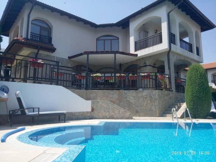 Maison d’hôte pour 10 personnes, avec piscine et vue ainsi que jardin et sauna, animaux acceptés en Bulgarie