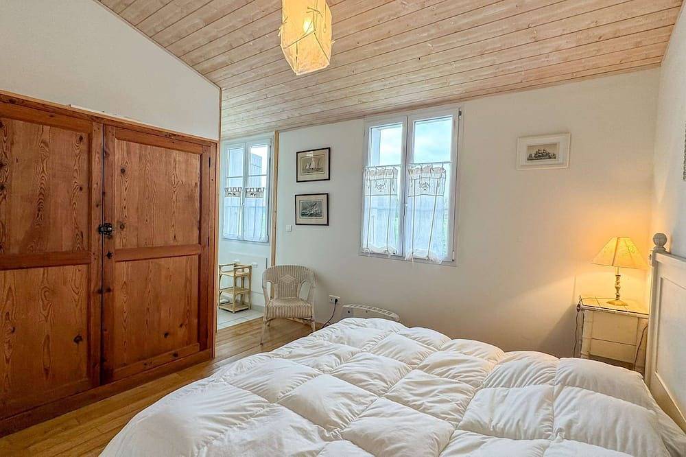 Beautiful family house with swimming pool, parking in Loix, Ile de Re