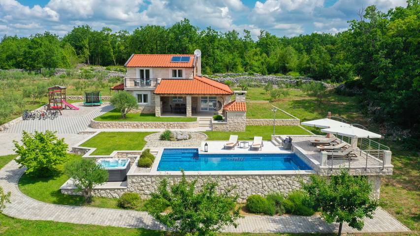 Ferienhaus für 8 Personen, mit Garten und Whirlpool sowie Terrasse