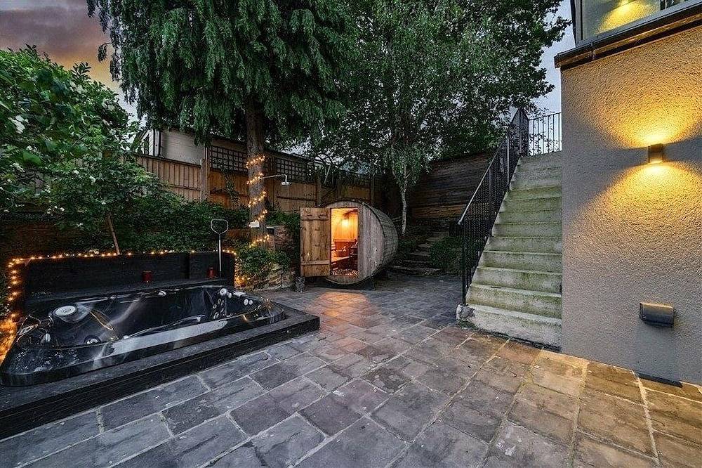 Luxury Designer Villa with hot tub and sauna in Bexley, London