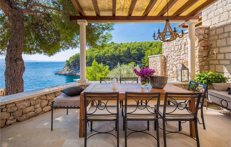 Gemütliches Apartment mit Meerblick, Terrasse, WLAN und Parkplatz – 2 km vom Strand entfernt in Milna, Brac