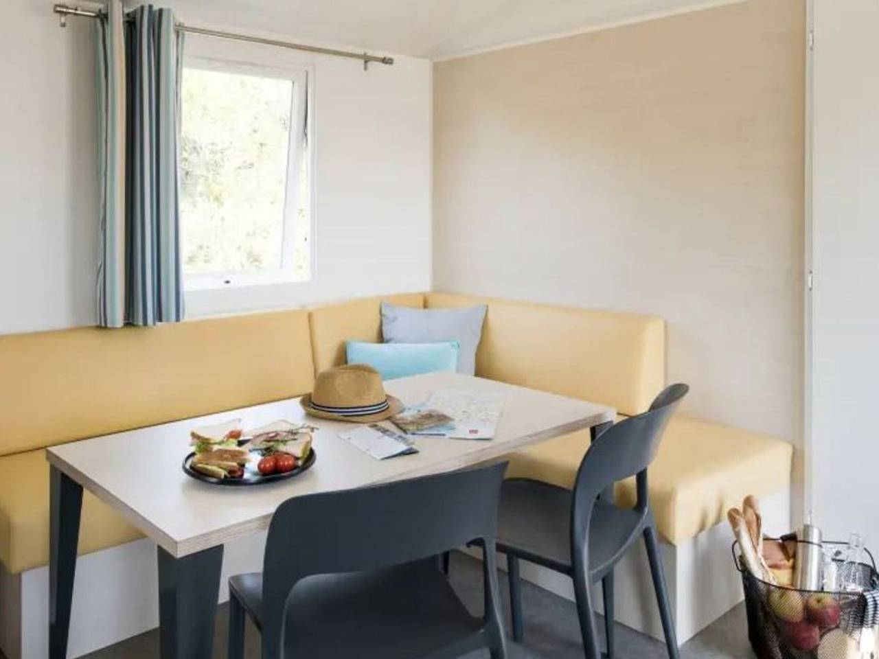 Mobil-home 3 Chambres, Terrasse Paisible in Notre-Dame-de-Monts, Vendée