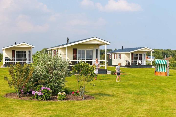 Camping für 4 Personen, mit Terrasse und Garten sowie Seeblick und Ausblick in Schashagen