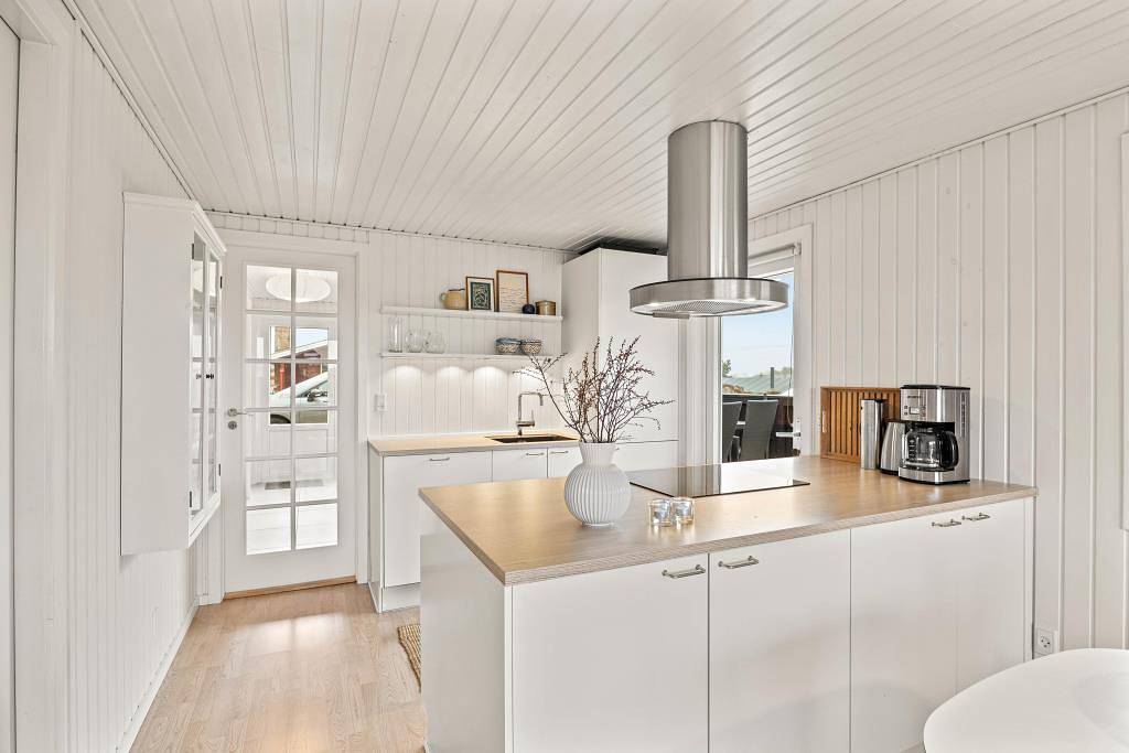 Beautiful holiday home with fireplace for 6 people and dog in Henne Strand in Henne, Lake Filsø