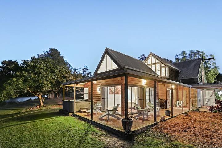 Holiday home for 18 people, with hot tub and garden in Crescent Head