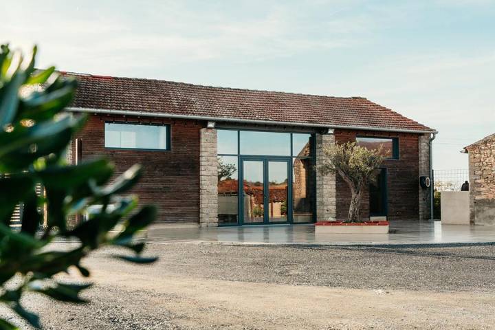 Location de vacances pour 4 personnes, avec Terrasse et Piscine ainsi que Sauna et Vue dans Poulan-Pouzols