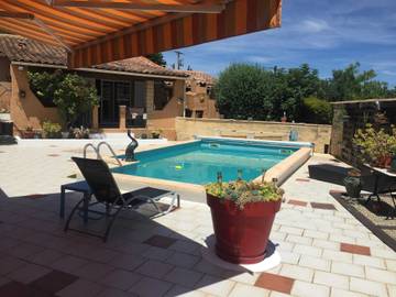 Gîte pour 2 personnes, avec terrasse et piscine à Sernhac